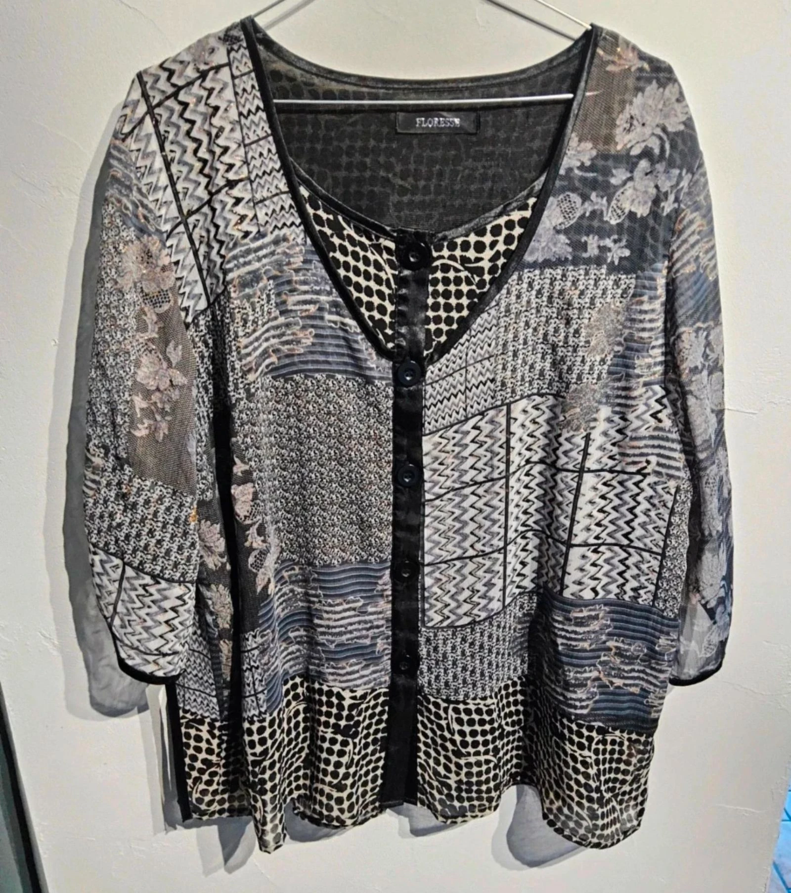 Jolie blouse Floress à motifs noir et blanc style patchwork, originale et élégante ✨